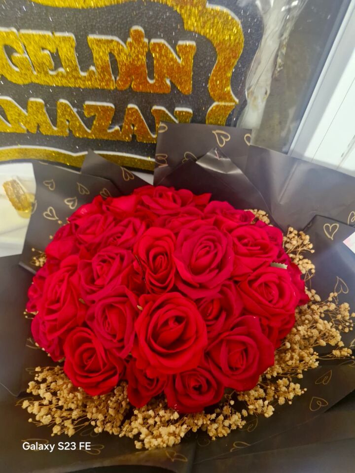 kırmızı güller isteme çiçeği